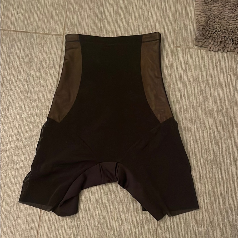 S/P maidenform shapewear never worn ! Keeps you super tight and trim